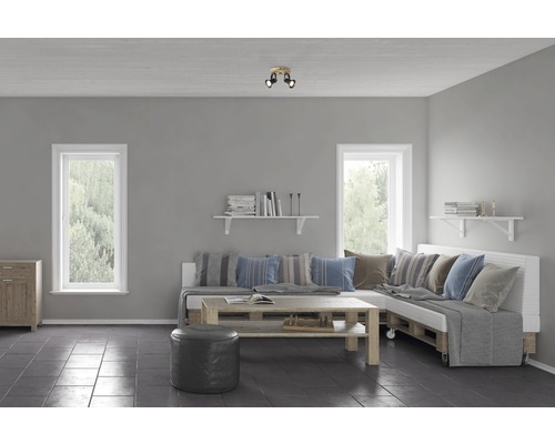 Obývací pokoj s posezením z paletového nábytku, konferenčním stolkem, oknem a stropním svítidlem