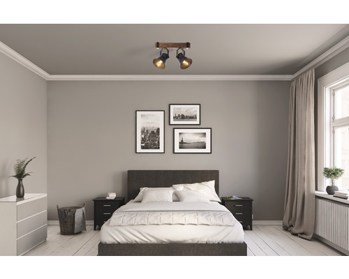 Ložnice s dvoulůžkem, nočními stolky, komodou a stropním svítidlem se dvěma reflektory