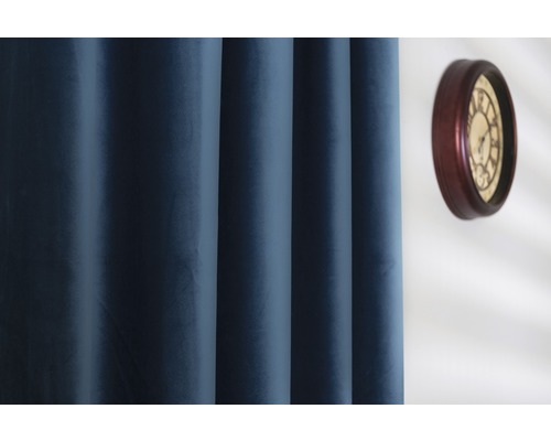 Dekorativní látkové šály s hodinami na zdi