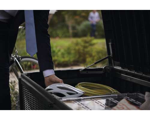 Otevřený cyklistický vozík s cyklistickou helmou a kabelem