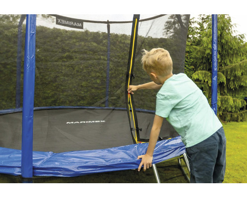 Zahradní trampolína Marimex se sítí a dítětem