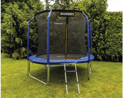 Zahradní trampolína Marimex se sítí a žebříkem na zahradě