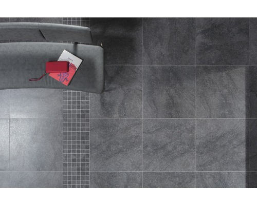 Pohled na podlahu s dlaždicemi a pohovkou