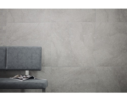 Šedé obklady s lavicí a časopisem