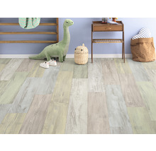 Světlá dřevěná podlaha v dětském pokoji s hračkami a nábytkem.