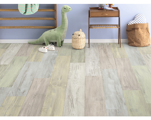 Světlá dřevěná podlaha v dětském pokoji s hračkami a nábytkem.