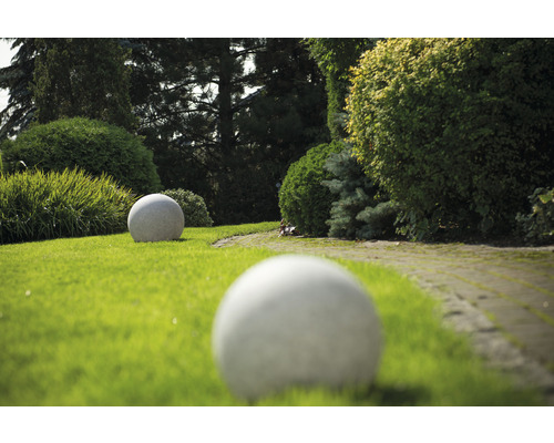 Zahradní krajina s trávníkem a ozdobnými kamennými koulemi
