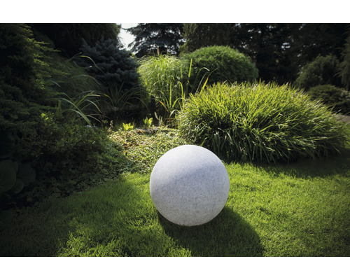 Kamenná dekorační koule v zahradě
