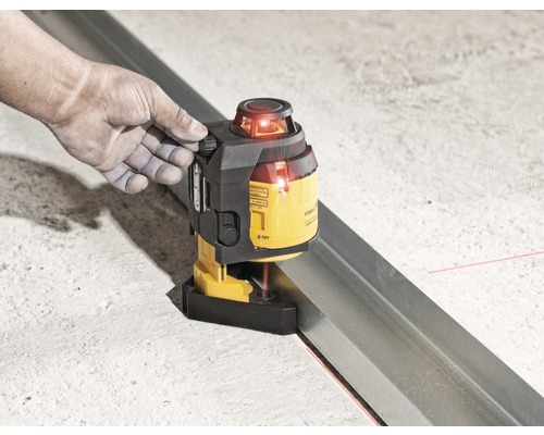 Rotační laser používaný na kovové liště, ovládaný rukou