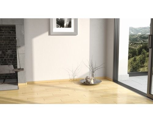 Světlá místnost s dřevěnou podlahou, krbem a výhledem do zeleně skrze terasové dveře.