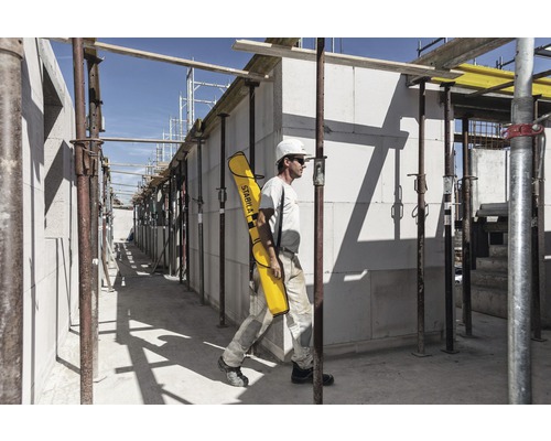 Stavební dělník s pouzdrem na vodováhu Stabila na staveništi.