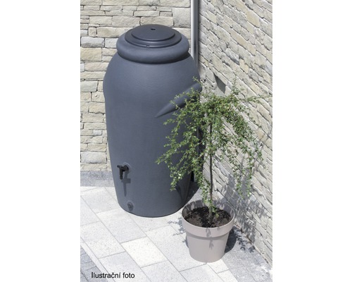 Nádrž na dešťovou vodu pro zavlažování zahrady vedle rostliny