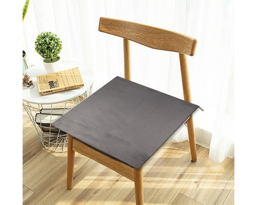 Dřevěná židle se šedým sedákem