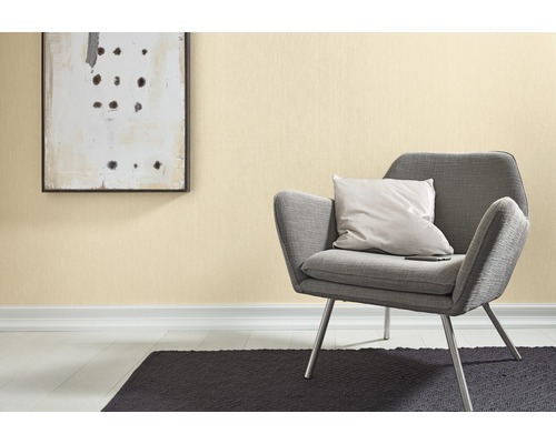 Scéna s tapetou se vzorem, křeslem, polštářem, kobercem a obrazem