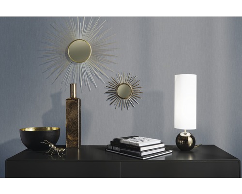 Dekorativní interiér se zrcadly, lampou, mísou a dekorací na skříňce