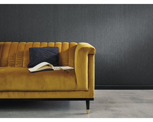 Obývací pokoj s vzorovanou tapetou a žlutou pohovkou