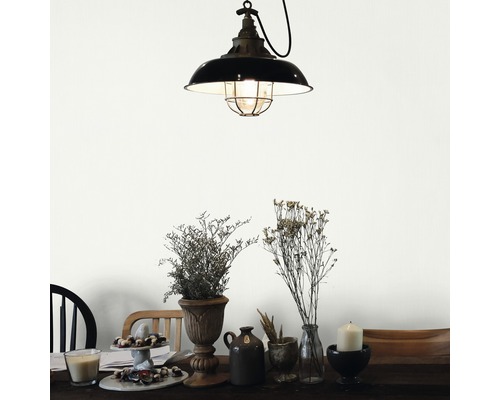 Jídelní stůl s dekorací a závěsnou lampou