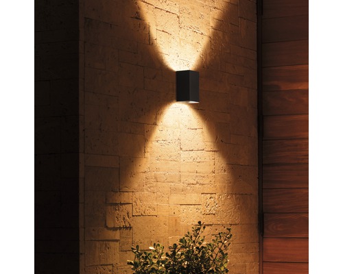 Čtvercové kovové venkovní nástěnné svítidlo se světelnými efekty na kamenné zdi