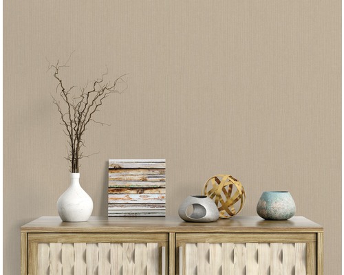 Dekorativní předměty na dřevěné skříni s interiérovým designem