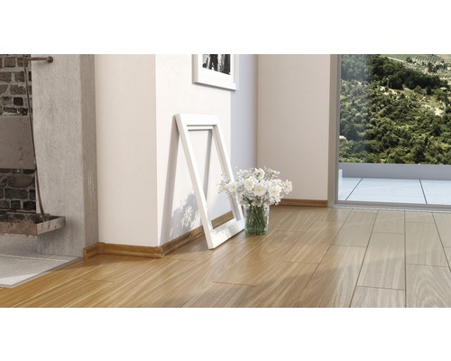 Dřevěná podlaha s bílým rámem na obrazy a květinami ve světlé místnosti