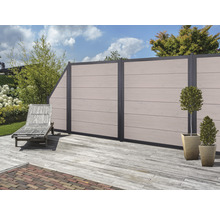 Zahradní scéna se zástěnou proti pohledům, lehátkem a rostlinami