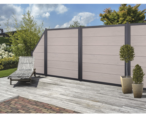 Zahradní scéna se zástěnou proti pohledům, lehátkem a rostlinami