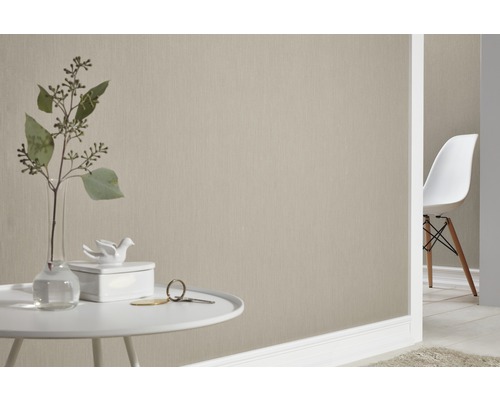 Pohled na místnost s tapetou, stolem a dekorací