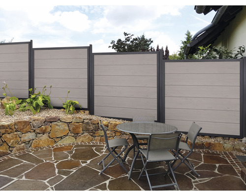 Zahradní scéna se zástěnou pro ochranu soukromí a posezením na kamenné terase