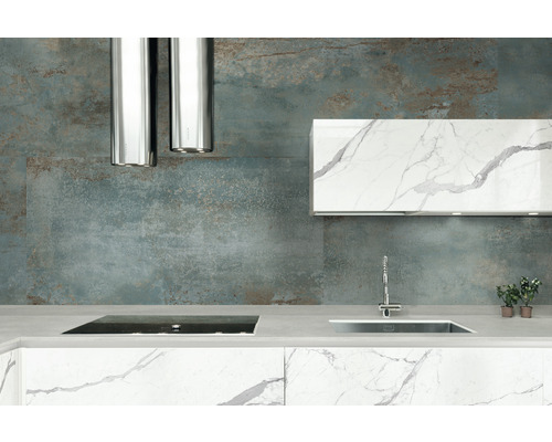 Kuchyňská scéna s odsavačem par, dřezem, varnou deskou a kuchyňským nábytkem se vzhledem mramoru