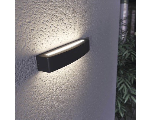 Svítící venkovní nástěnné svítidlo na stěně domu