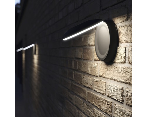 Venkovní nástěnné svítidlo na cihlové zdi