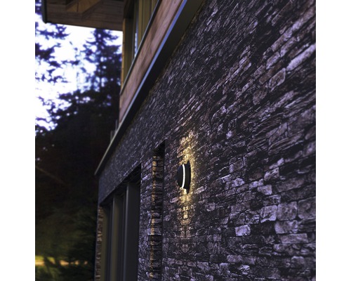 Venkovní nástěnné svítidlo na kamenné zdi