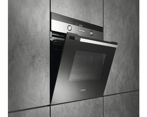 Vestavná trouba s otevřenými dvířky v kuchyňské stěně.