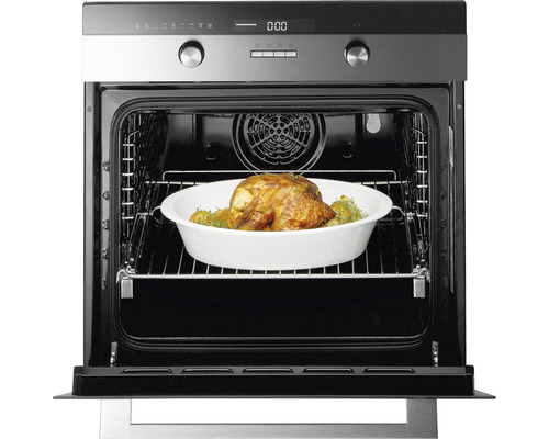 Vestavná trouba s kuřetem na roštu