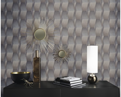 Obývací pokoj s geometrickou tapetou, komodou, zrcadly a dekorativními předměty