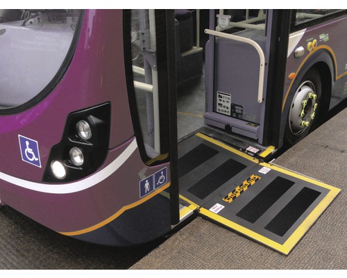 Autobus s vysunutou rampou pro invalidní vozíky