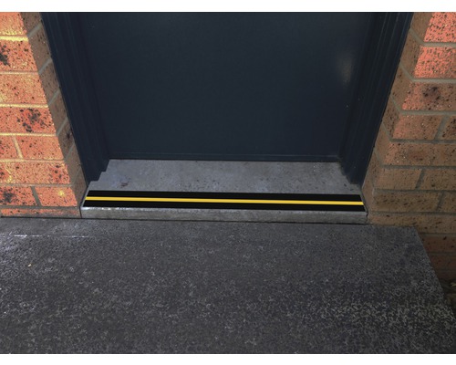 Vstupní prostor s protiskluzovými pásy