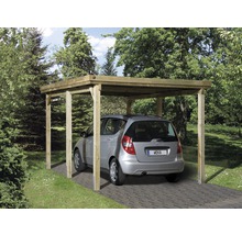 Auto pod dřevěným přístřeškem pro auto