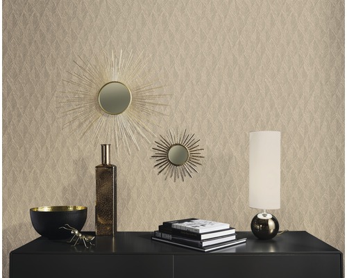 Ukázka uspořádání s tapetou se vzorem, zrcadly a dekorativními prvky na černé skříňce.