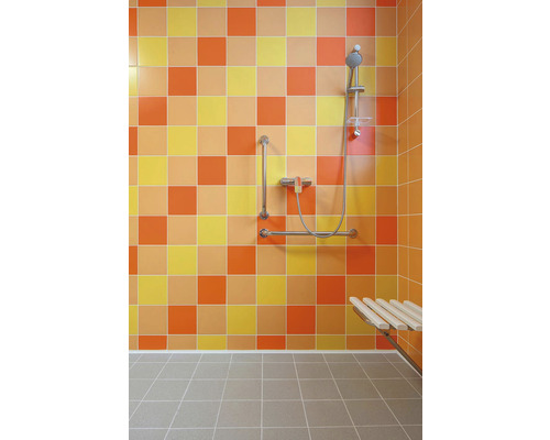 Bezbariérový sprchový kout se sedátkem, madlem a mozaikovými obklady