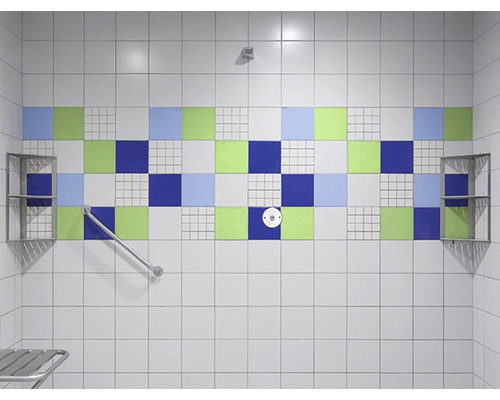 Obkládaný sprchový kout s madlem a policemi