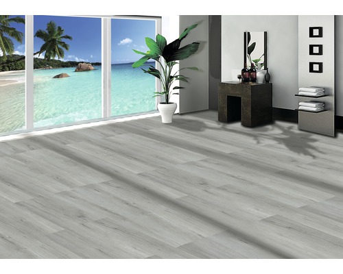 Světlá místnost s laminátovou podlahou v designu dřeva, okno s výhledem na moře a dekorace