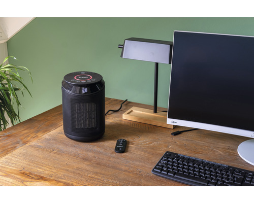 Elektrický věžový ohřívač s dálkovým ovládáním na psacím stole