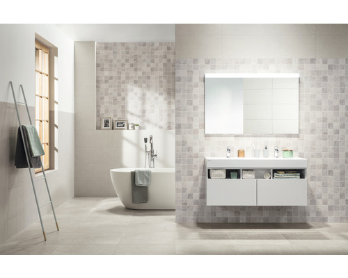 Světlá koupelna s vanou, umyvadlovou skříňkou, zrcadlem a držákem na ručníky