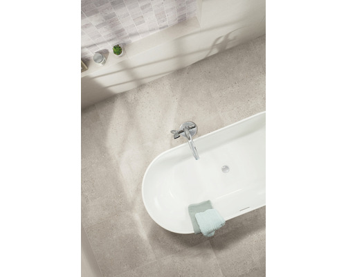 Pohled shora na koupelnu s volně stojící vanou, baterií, ručníky a dlaždicemi