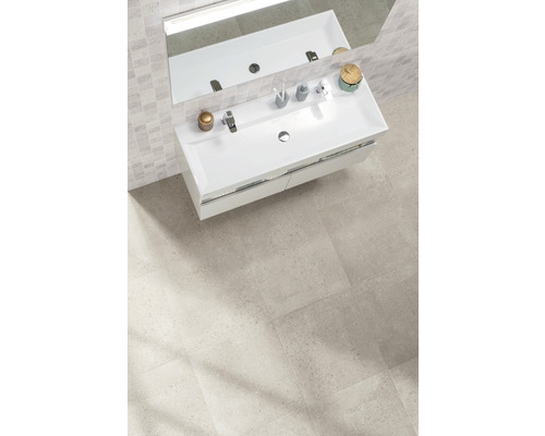 Moderní koupelna s umyvadlovou skříňkou, zrcadlem a obklady