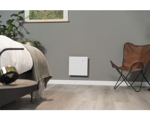 Moderní ložnice s radiátorem, postelí a křeslem