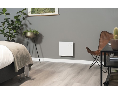 Moderní ložnice s nástěnným topením, postelí, rostlinou a křeslem