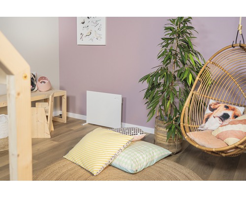 Obývací pokoj s topením, závěsným košem, pokojovou rostlinou a polštáři na kulatém koberci