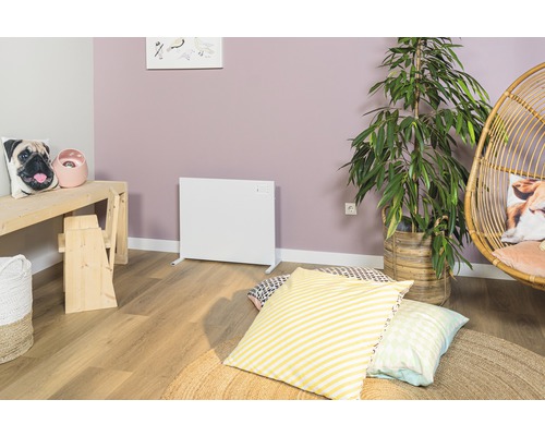 Obývací pokoj s bílým radiátorem, pokojovou rostlinou a posezením